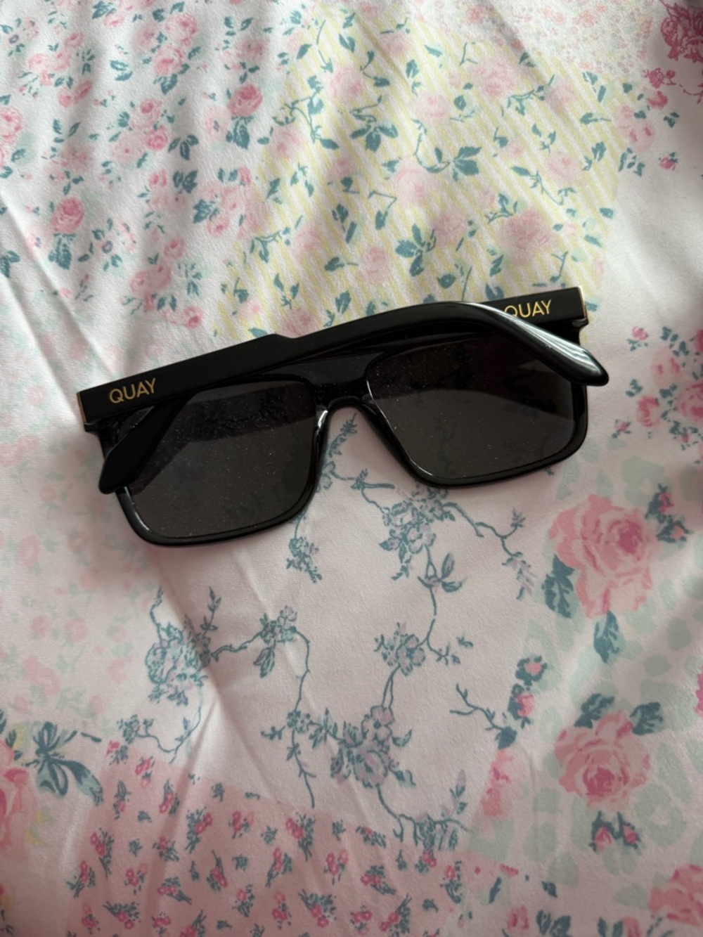 Quay Australia Matte Black Rectangular Sunnies - Picture 4 of 10